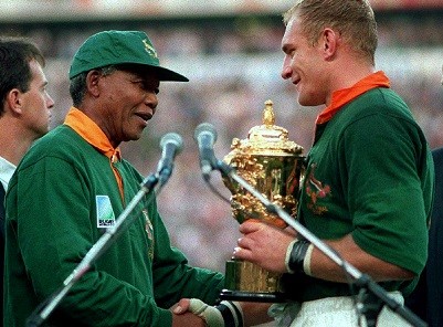 Nelson_Mandela_springbok_captain_Francois_Pienaar