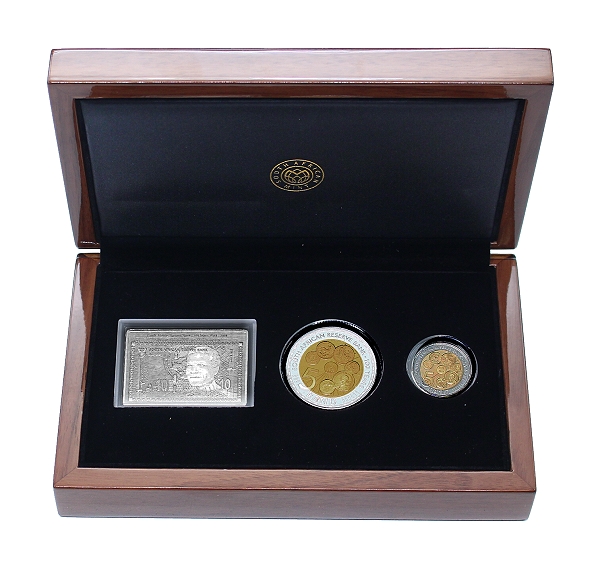 2021_South_African_Reserve_Bank_Centenary_Set_1921_to_2021_presentation_box_open.jpg